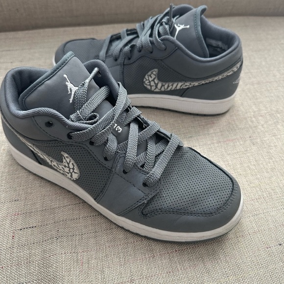 Gray Nike Sneakers with Patterned Swoosh size 7 - Picture 9 of 10